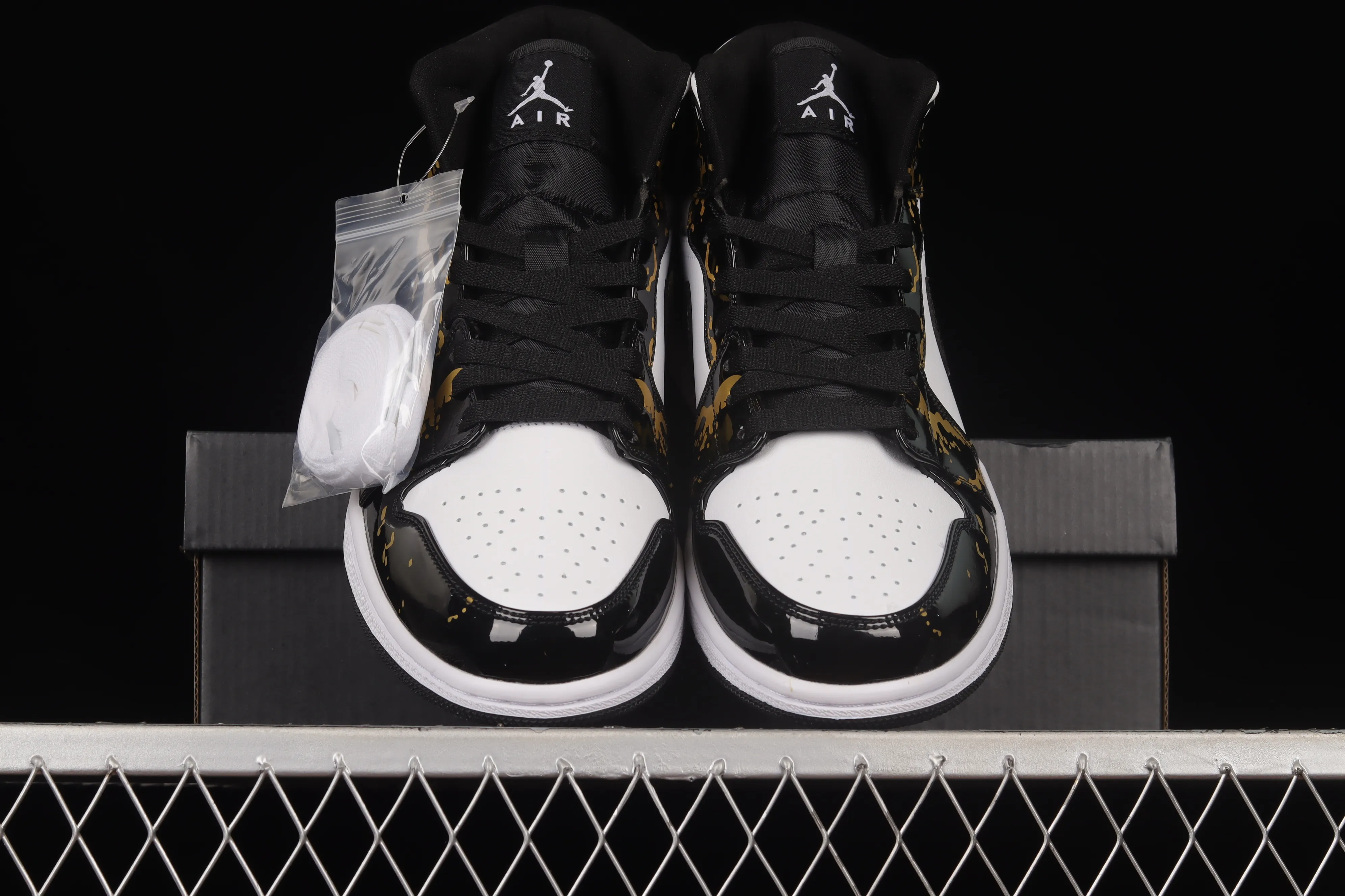 All categories Air Jordan Jordan series basketball shoes Air Jordan 1 Mid Air Jordan 1 Mid AJ1 Joe 1 patent leather black gold mid-top basketball shoes 554724-132